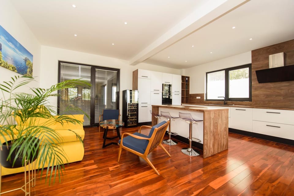 Kitchen or kitchenette, Seating area