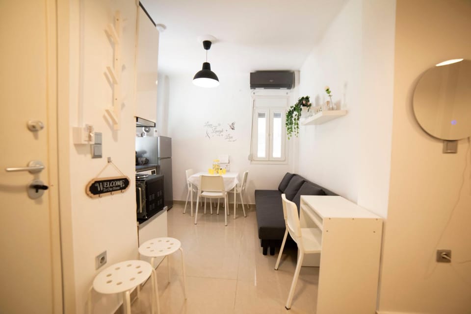 Kitchen or kitchenette, Living room, Seating area, Dining area