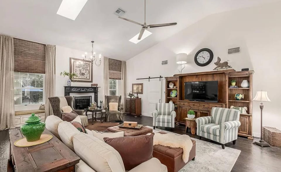 Living room, Photo of the whole room, Seating area