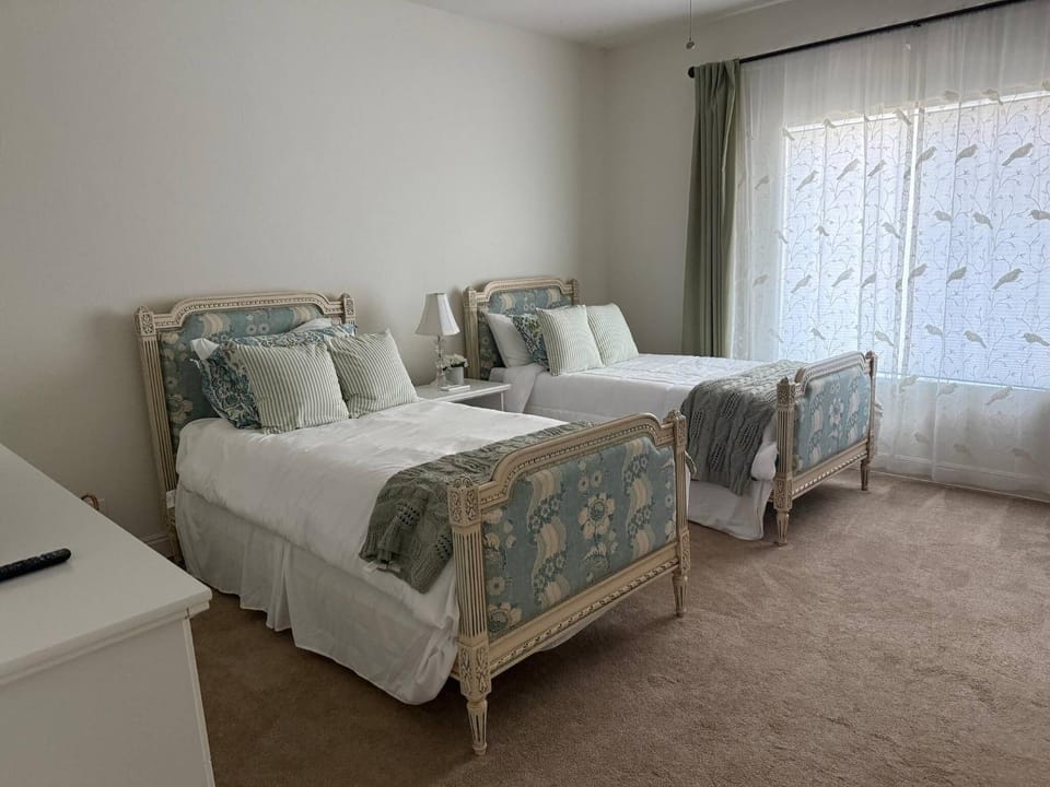 Bed, Bedroom, Quiet street view