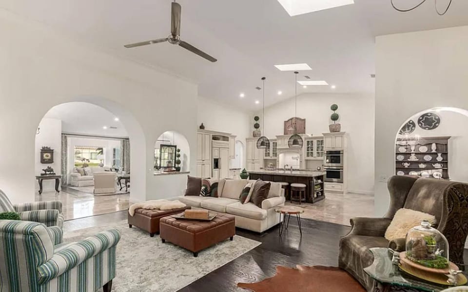 Living room, Photo of the whole room, Decorative detail, Seating area