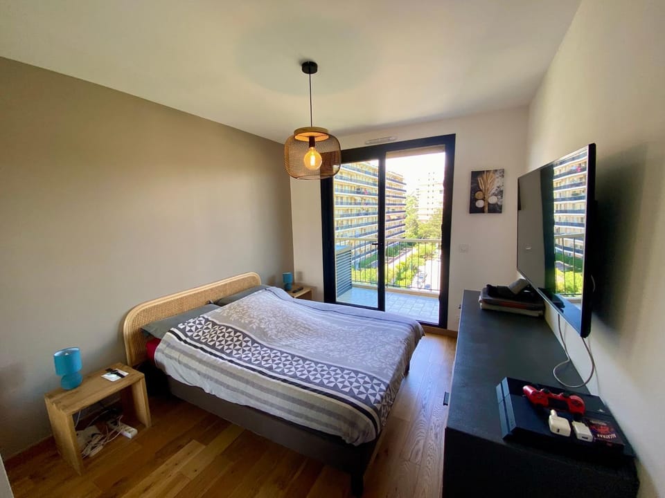 Photo of the whole room, Bedroom
