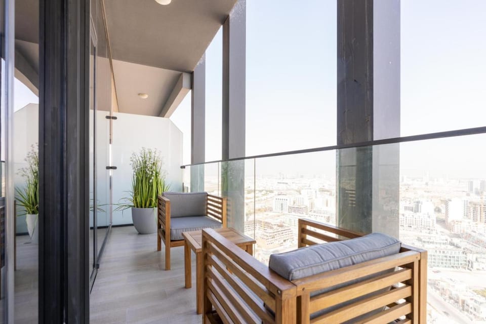 BLVD - Upgraded Highrise Suites Apartment in Dubai