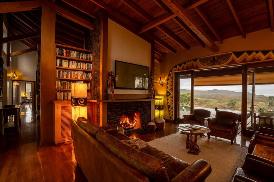 TV and multimedia, Living room, Seating area, Mountain view