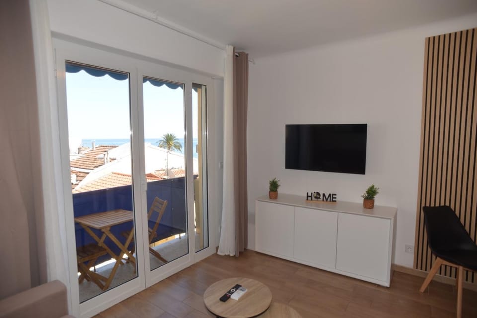 55E - Superbe studio climatisé entièrement rénové au 5ème et dernier étage sur le bord de Mer de Menton Apartment in Menton