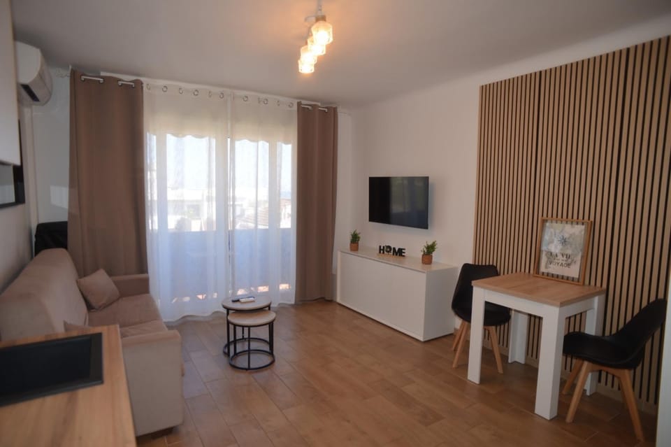 55E - Superbe studio climatisé entièrement rénové au 5ème et dernier étage sur le bord de Mer de Menton Apartment in Menton