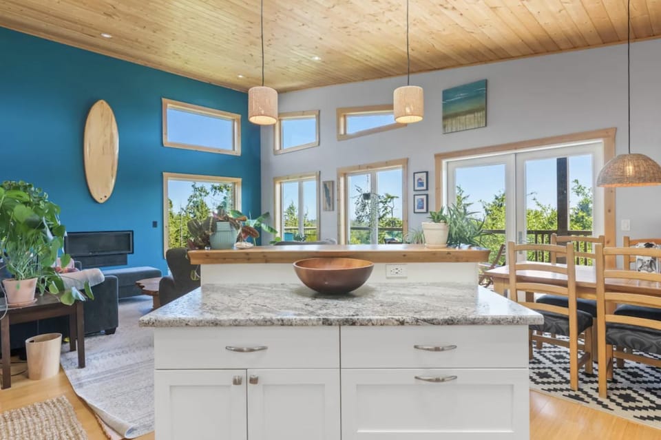 Kitchen or kitchenette, Living room, Seating area, Dining area