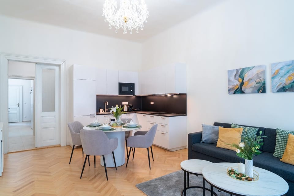 Kitchen or kitchenette, Living room, Seating area, Dining area