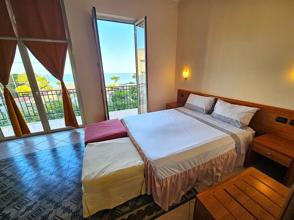Bed, View (from property/room), Balcony/Terrace, Photo of the whole room, Bedroom, Garden view