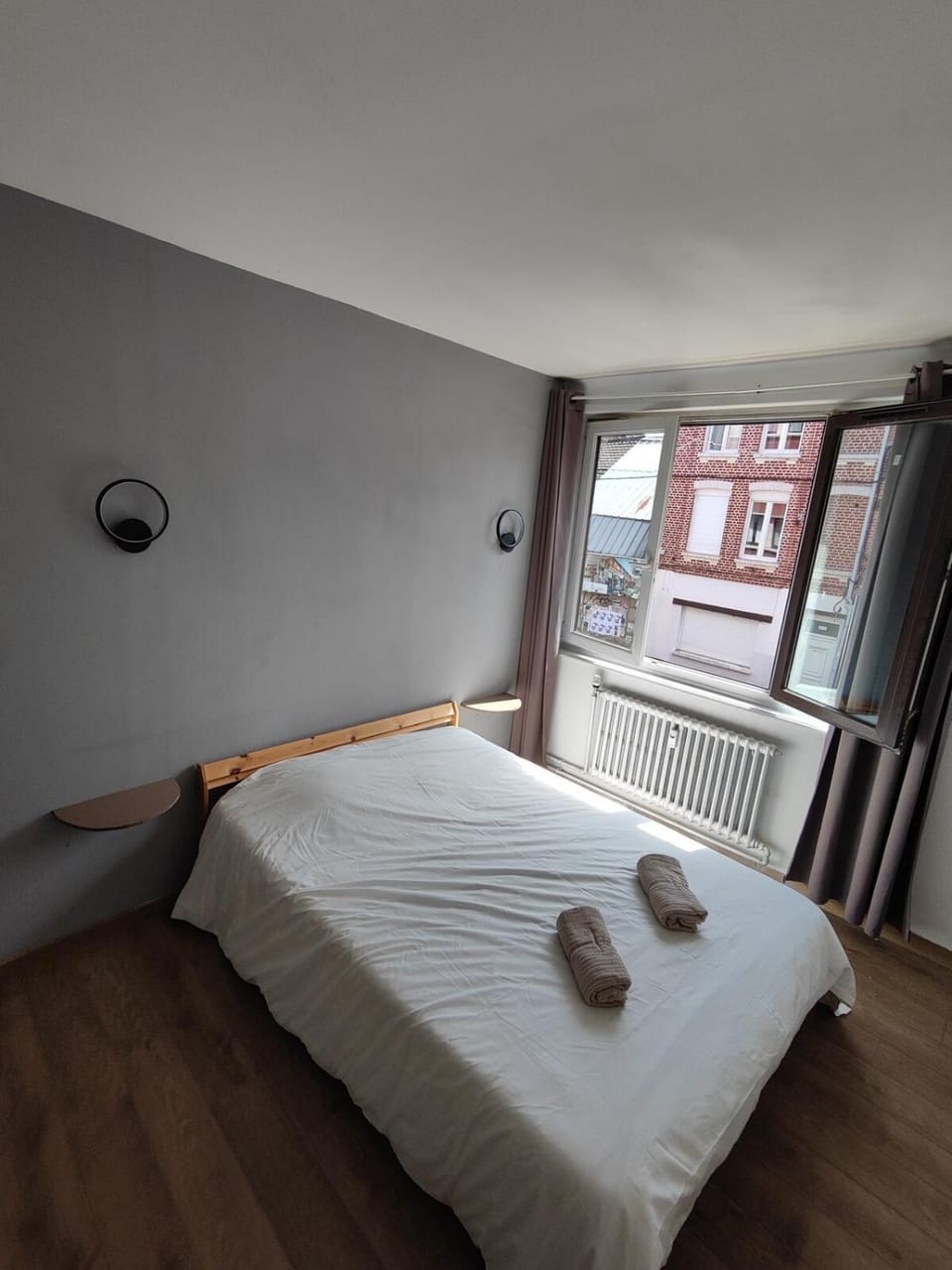 Bed, Photo of the whole room, Bedroom, towels