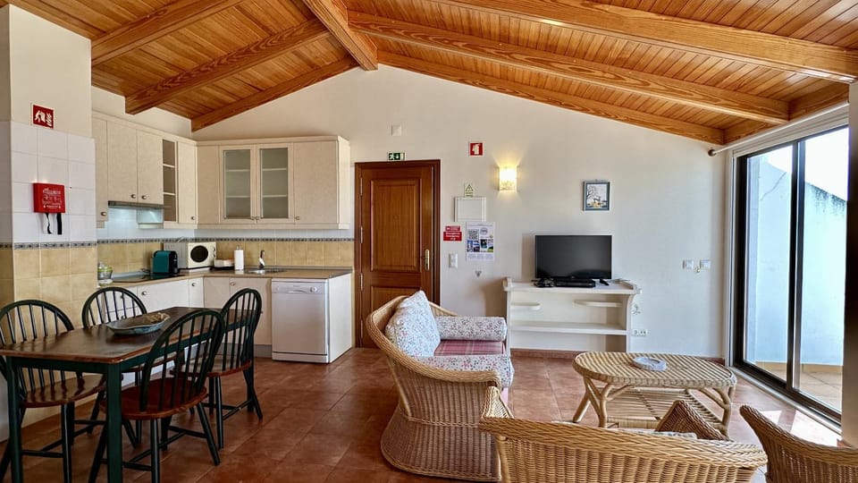 TV and multimedia, Kitchen or kitchenette, Living room