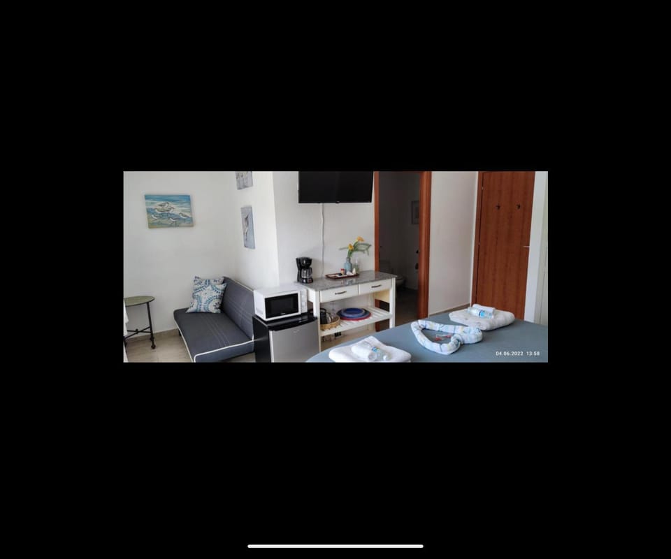 Bed, TV and multimedia, Bedroom