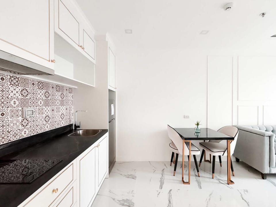 Kitchen or kitchenette, Dining area, stove