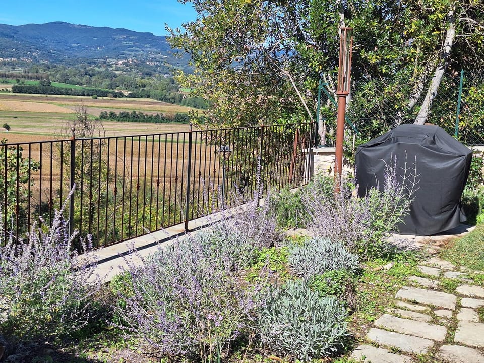 POPPI garden House in Tuscany