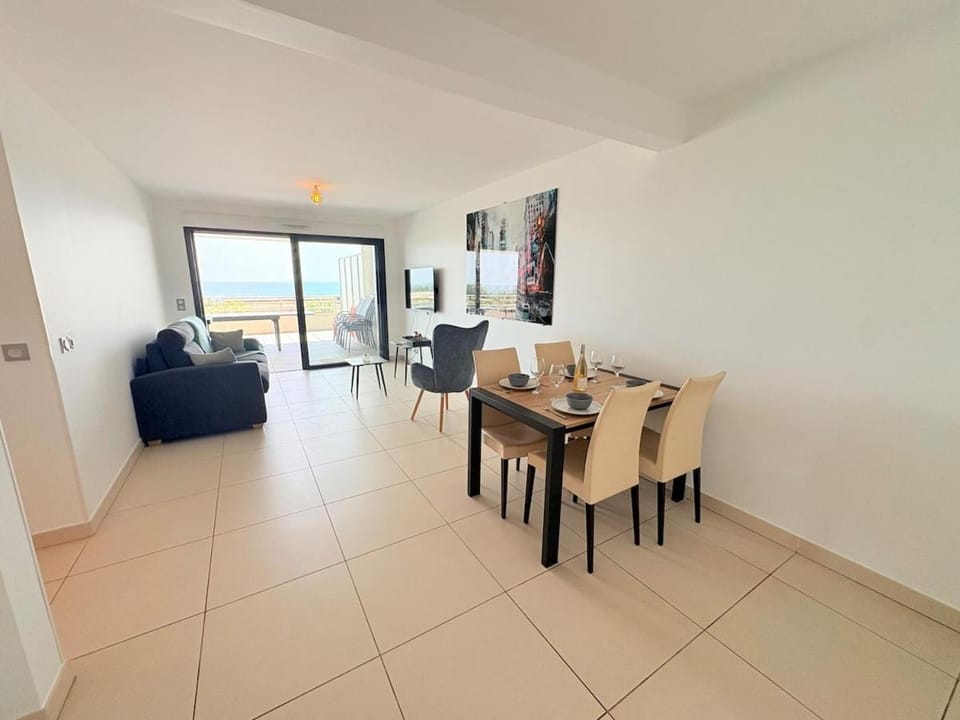 #Sète Front de mer Piscine Box privé Clim Apartment in Occitanie