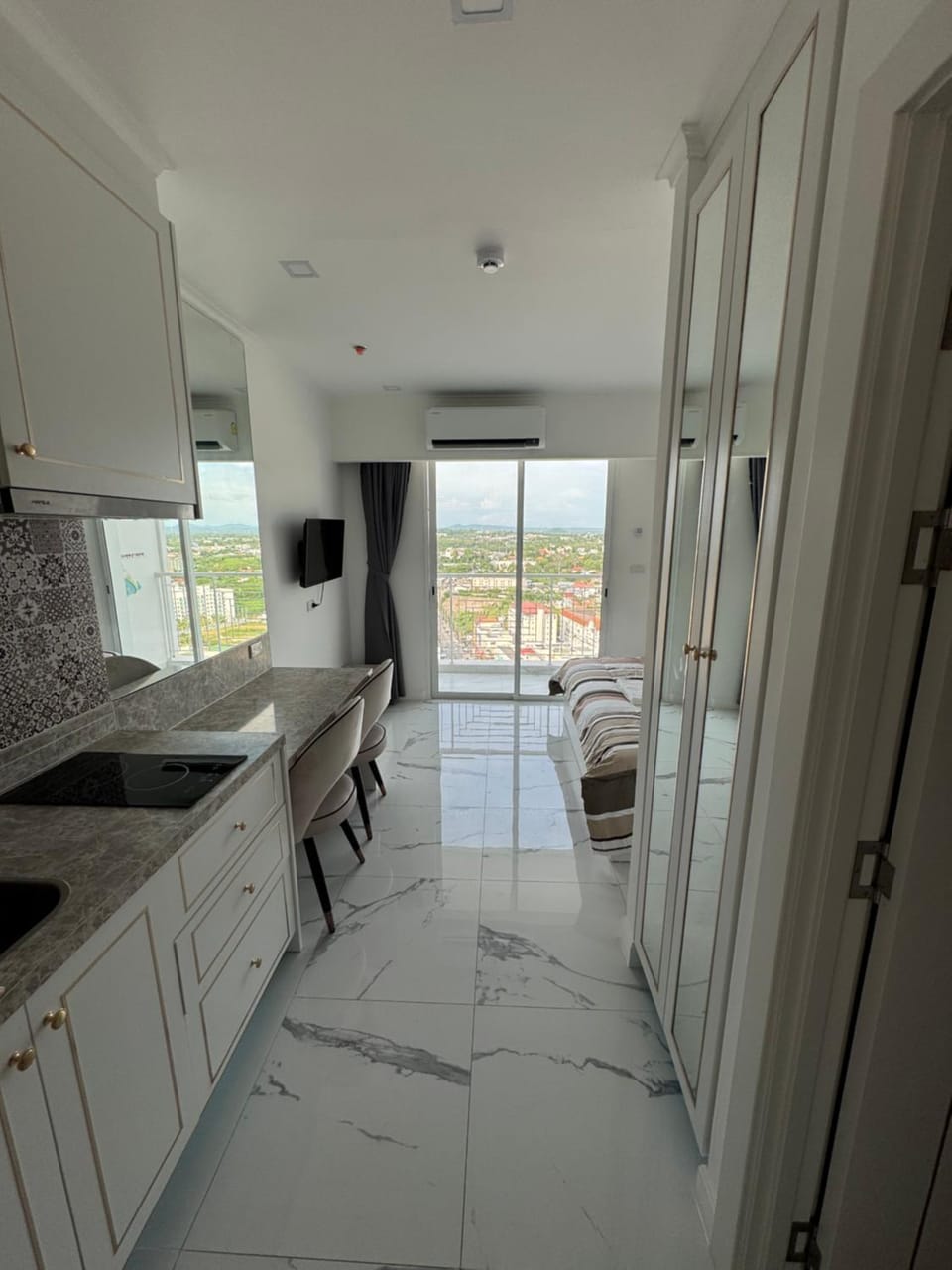 Kitchen or kitchenette, Dining area, stove