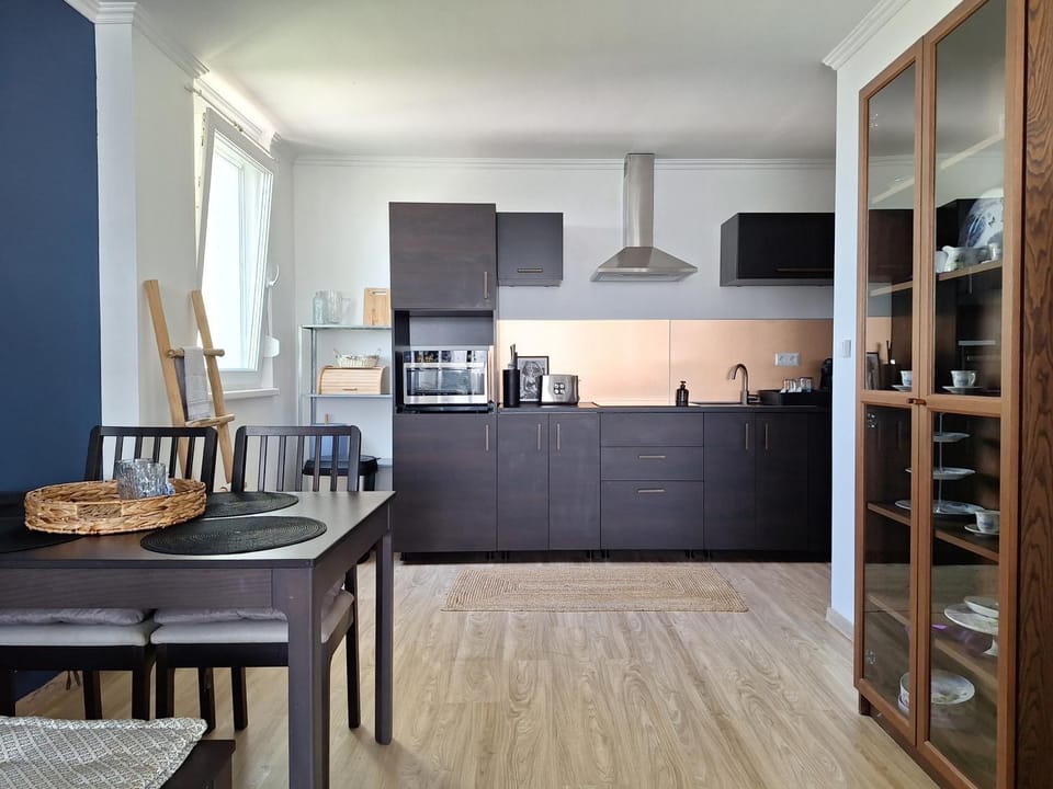 Coffee/tea facilities, Kitchen or kitchenette, Dining area, stove, toaster