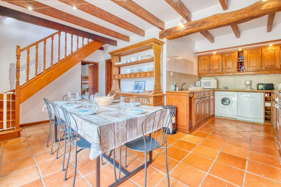 Property building, Kitchen or kitchenette, Living room