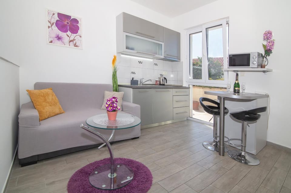 Kitchen or kitchenette, Living room