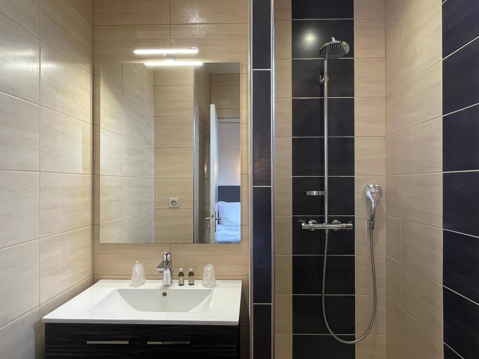 Shower, Bathroom, towels