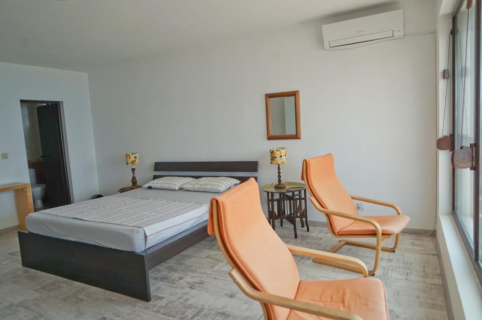 Bed, Photo of the whole room, Seating area, Bedroom, air conditioner