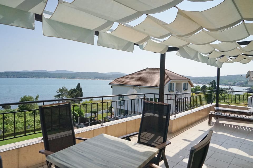 Patio, Natural landscape, Balcony/Terrace, Seating area, Dining area, Sea view