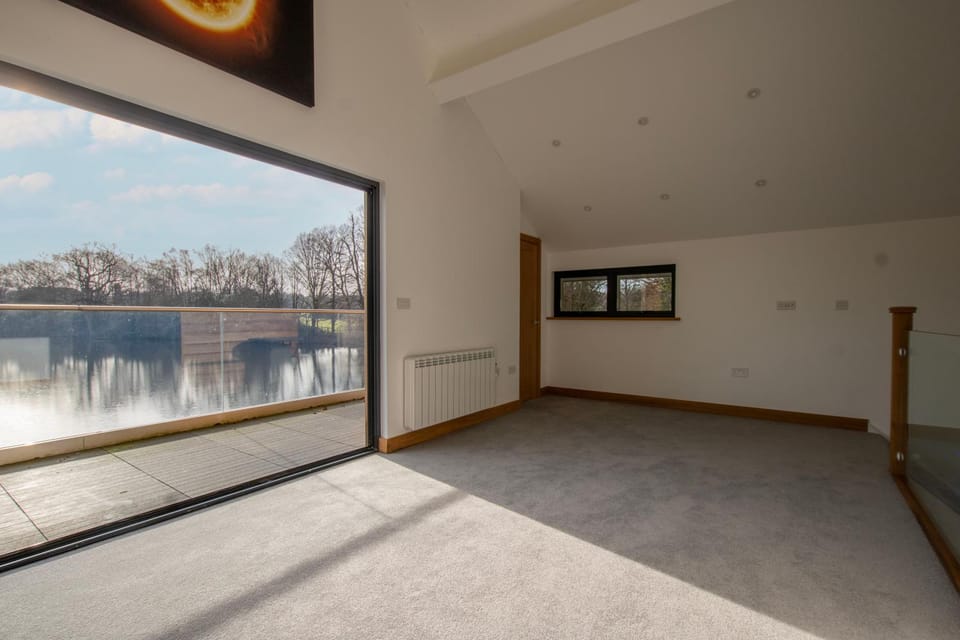 Lakeview House Chalet in Crawley