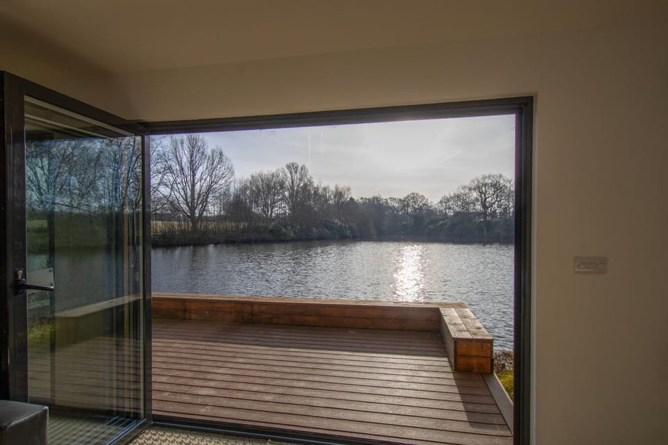 Lakeview House Chalet in Crawley