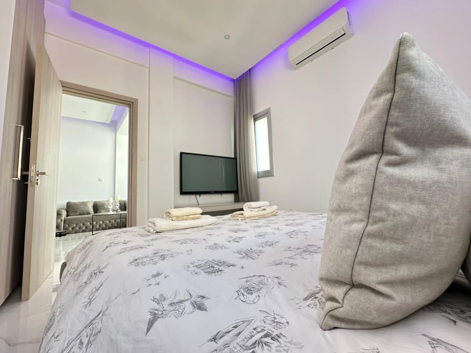 Bed, TV and multimedia, Photo of the whole room, Seating area, Bedroom, air conditioner