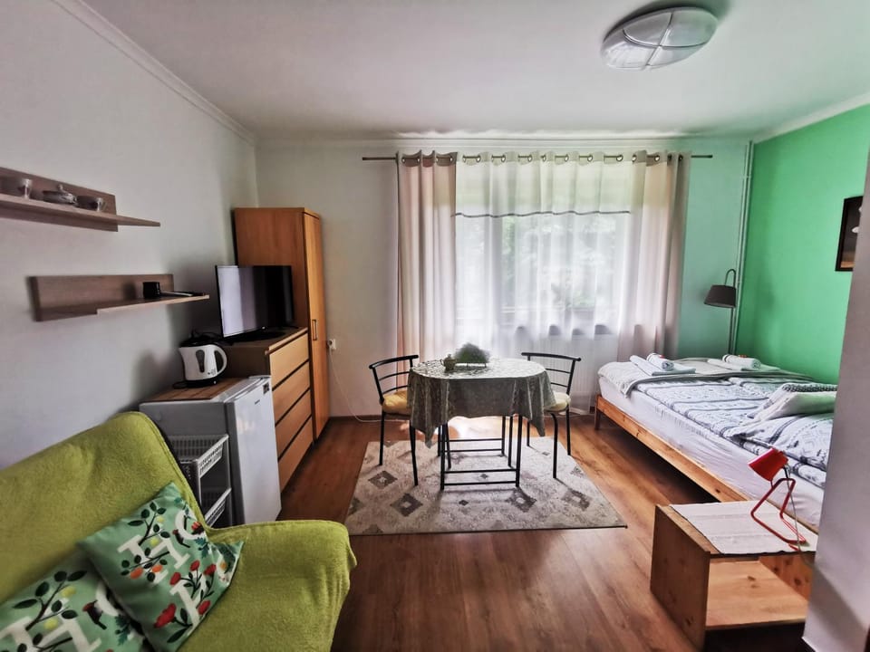 Bed, TV and multimedia, Photo of the whole room, Bedroom, towels