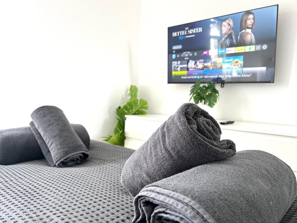 Communal lounge/ TV room, Bed, TV and multimedia, Photo of the whole room, Seating area, Evening entertainment, Bedroom