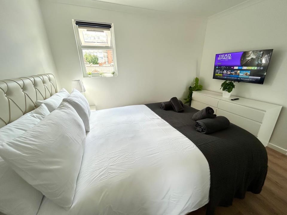 Communal lounge/ TV room, Bed, TV and multimedia, Photo of the whole room, Evening entertainment, Bedroom