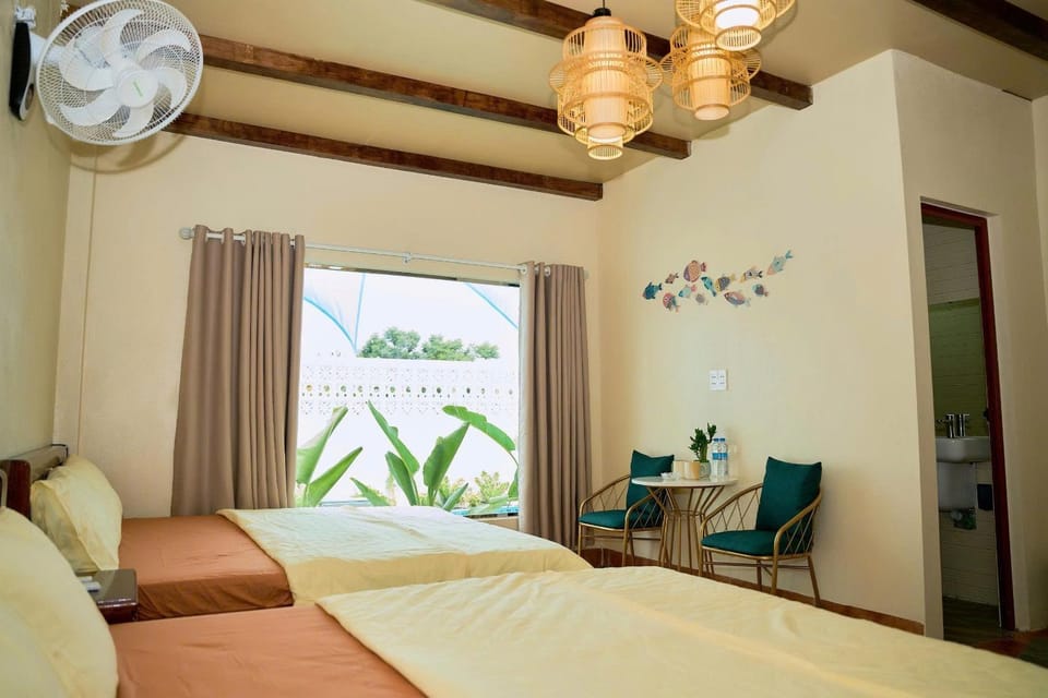 Bed, Seating area, Bedroom