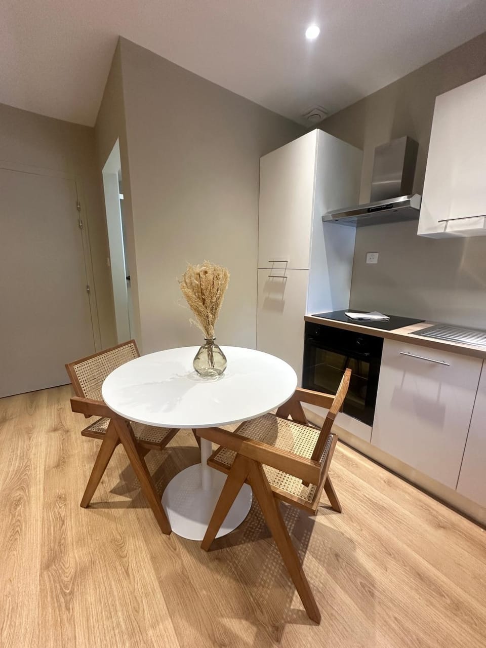 Kitchen or kitchenette, Dining area, stove