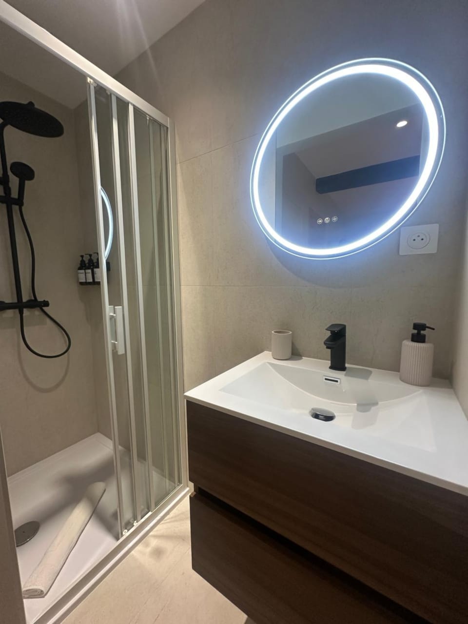 Shower, Bathroom, towels