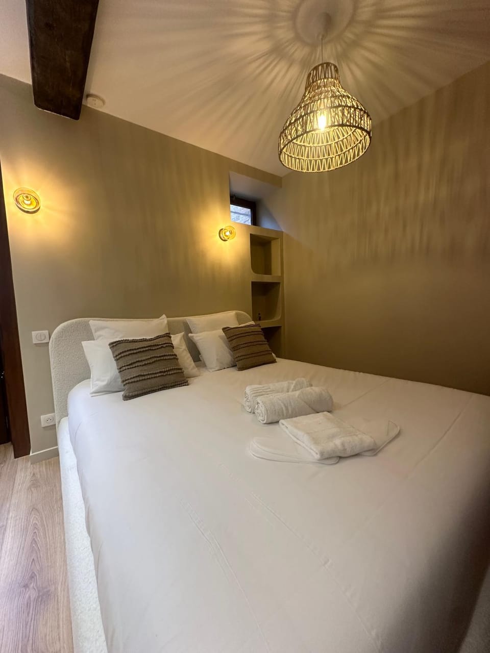 Bed, Photo of the whole room, Bedroom, towels