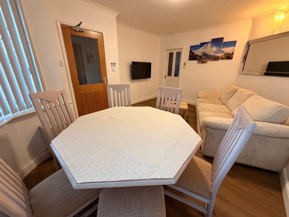 Communal lounge/ TV room, Living room, Dining area