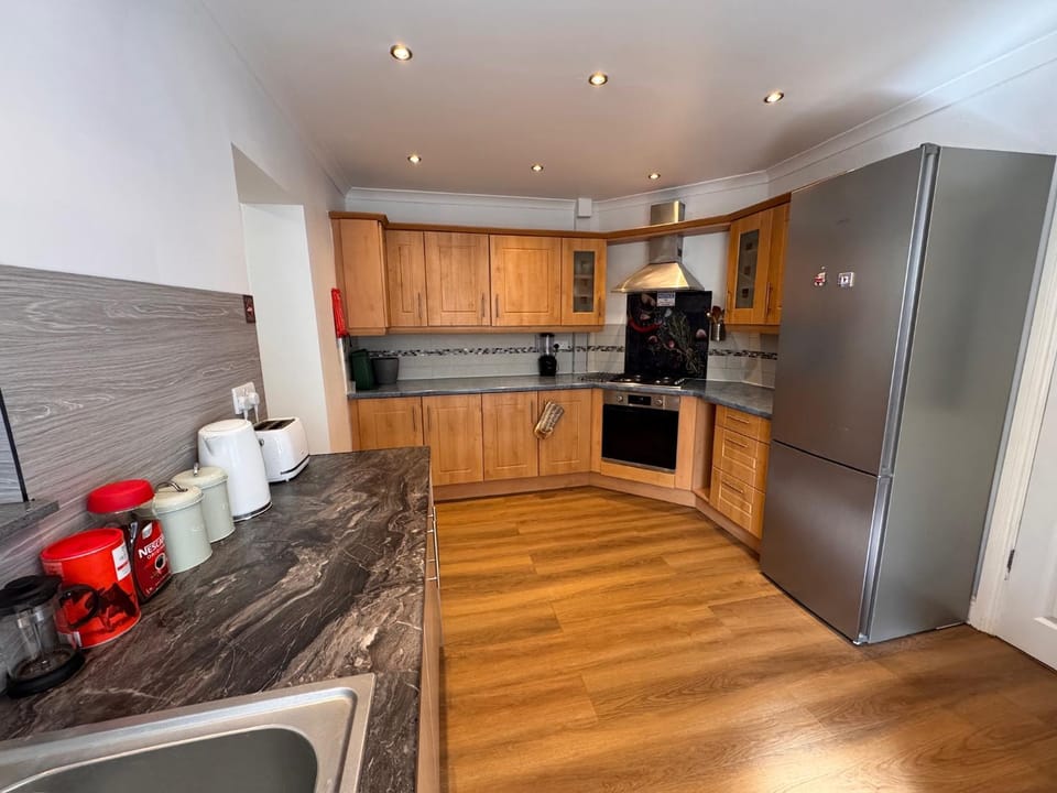 Coffee/tea facilities, Kitchen or kitchenette, oven, stove, toaster