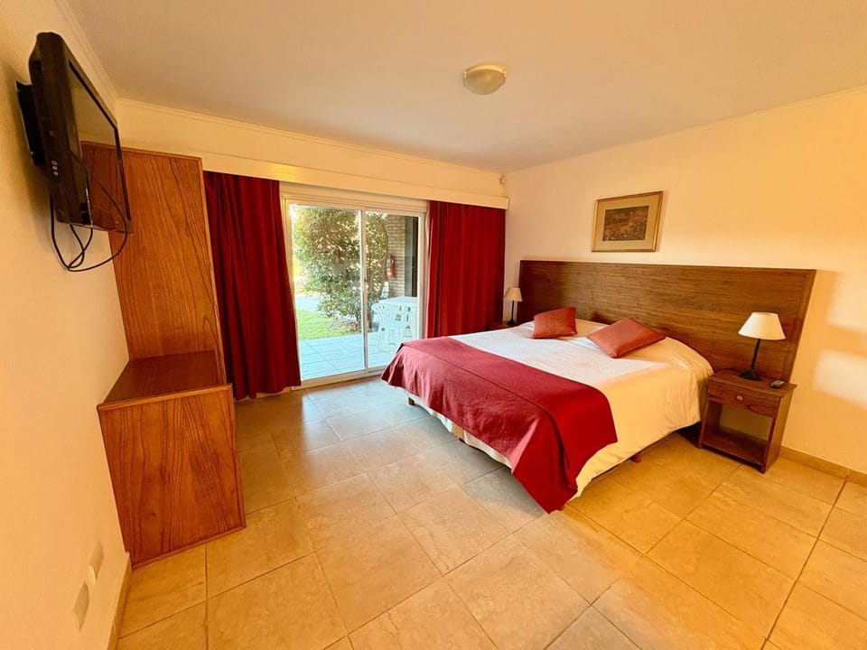 Bed, TV and multimedia, Photo of the whole room