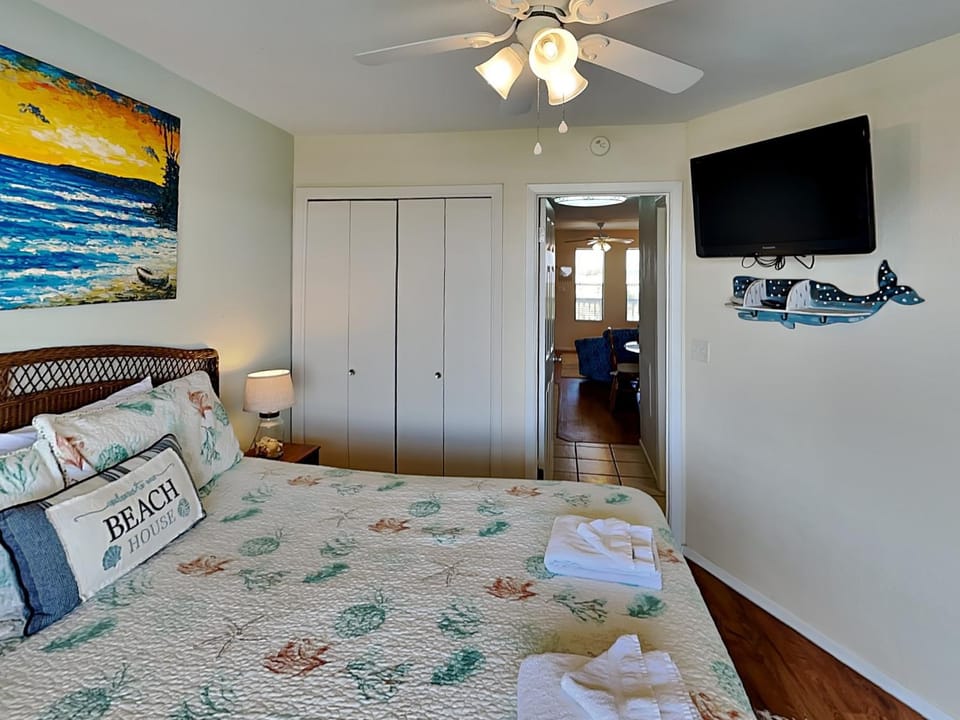 Bed, TV and multimedia, Bedroom, towels, wardrobe