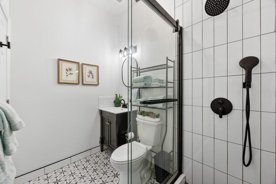 Shower, Toilet, Bathroom, towels
