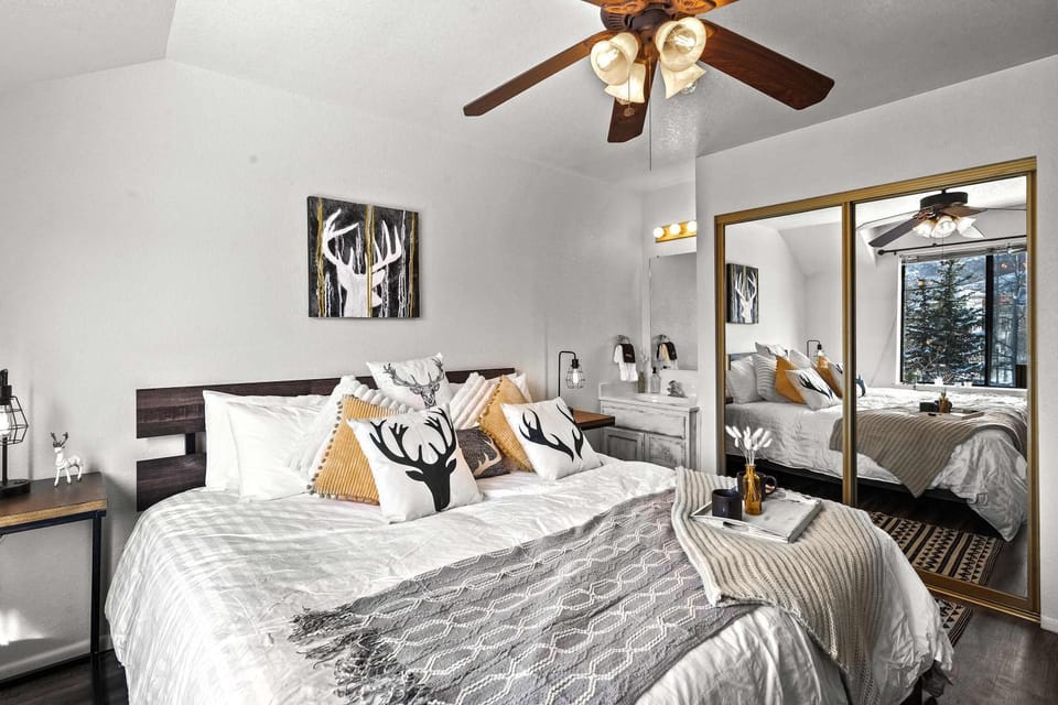 Cozy PC Condo - Top Floor Studio House in Park City