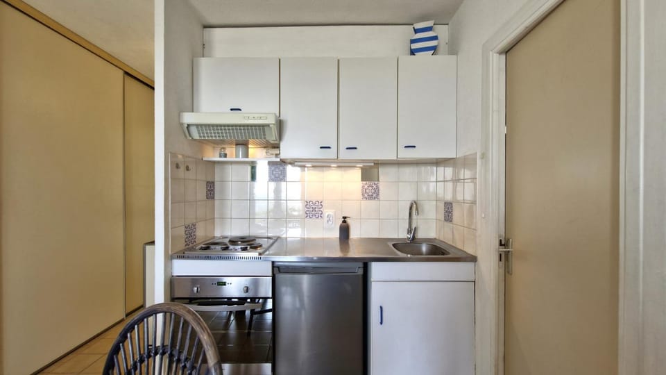 Kitchen or kitchenette, oven, stove