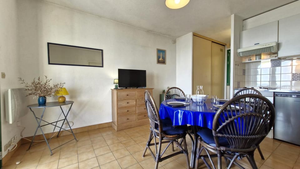 TV and multimedia, Kitchen or kitchenette, Living room, Seating area, Dining area, oven