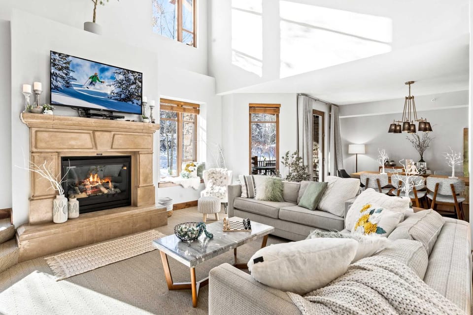 Penthouse at Peace - Waterfall Pool House in Wasatch County