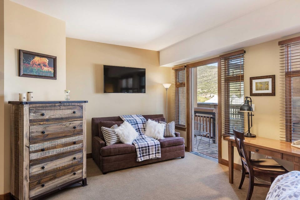 Sun King Suite - Steps from Gondola & Skiing House in Wasatch County