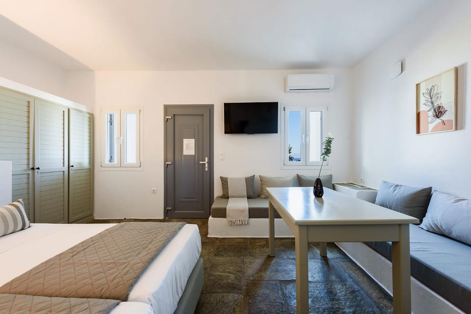 Bed, TV and multimedia, Living room, Photo of the whole room, Seating area, Dining area, Evening entertainment, Bedroom, wardrobe, air conditioner