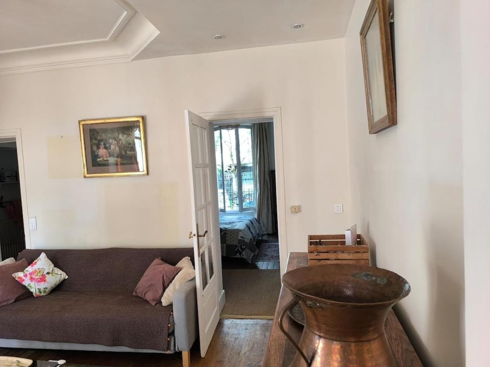 Large two-room apartment with garden Apartment in Courbevoie