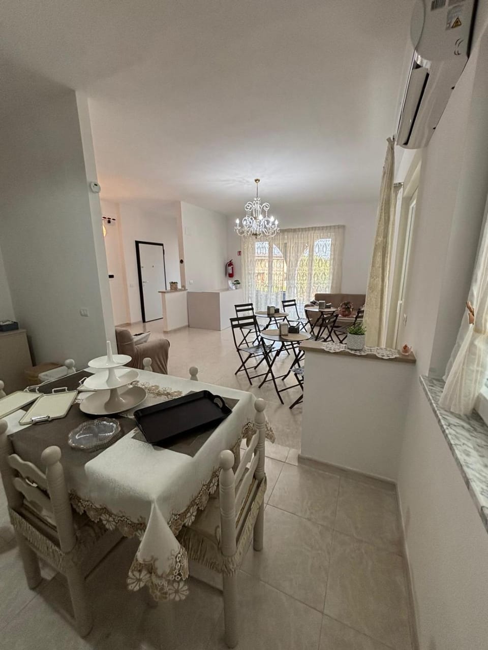 Kitchen or kitchenette, Living room, Seating area, Dining area