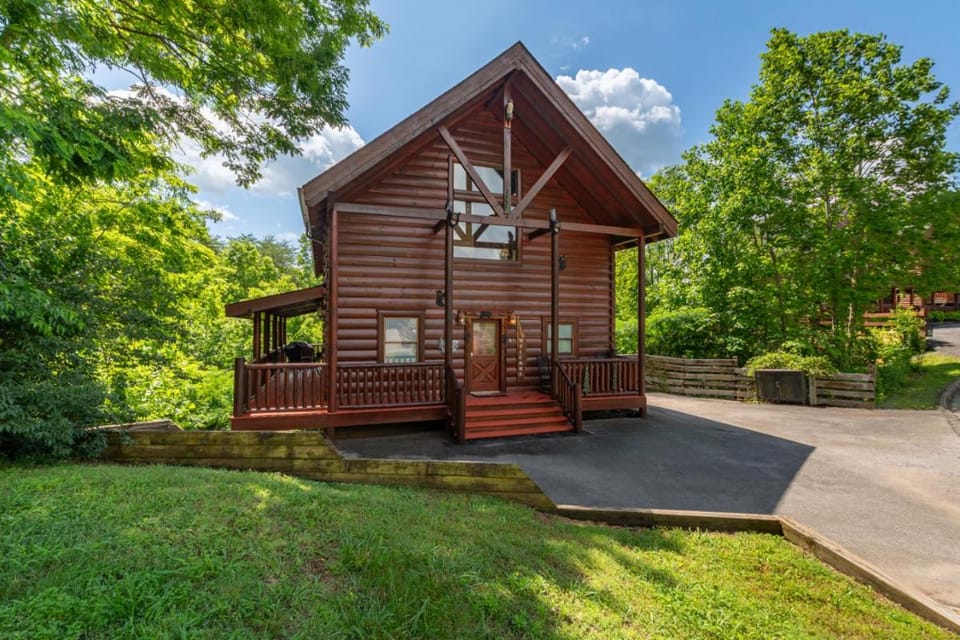 Bear Essentials Lodge By Avada Properties House in Sevierville